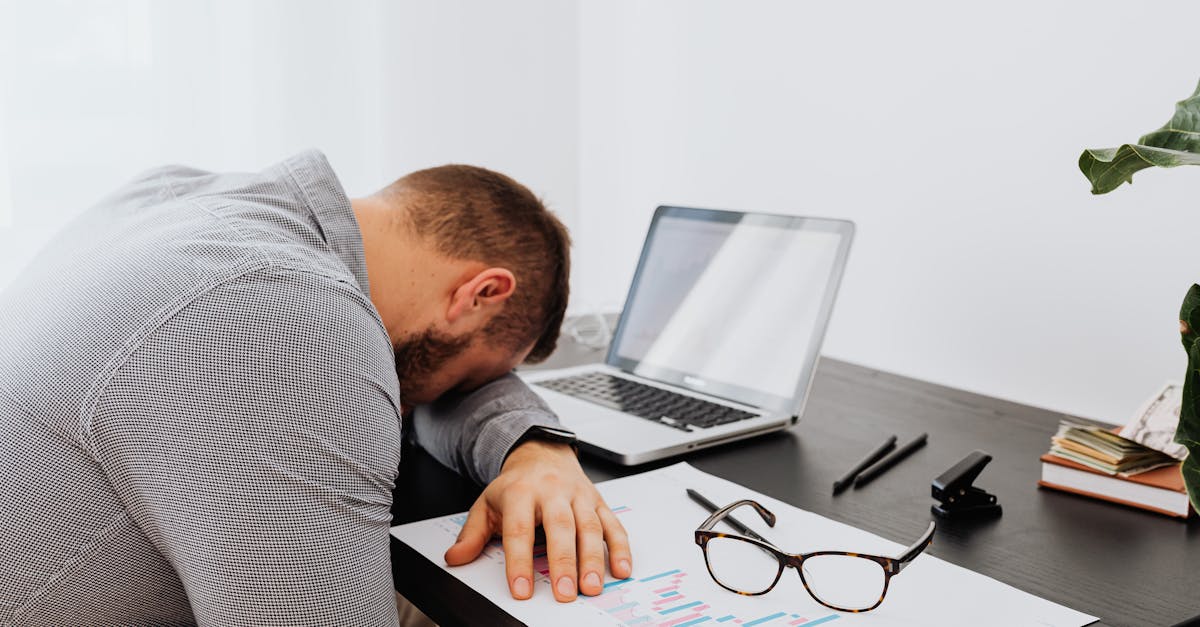 découvrez le syndrome de fatigue chronique, un trouble complexe entraînant une fatigue persistante et souvent invalidante. explorez ses symptômes, causes, et options de traitement pour mieux comprendre cette condition qui impacte la qualité de vie des personnes touchées.