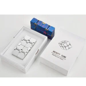 Cube infini anti-stress déplié à côté de sa boîte Infinity Cube, version galaxy bleue posée dessus