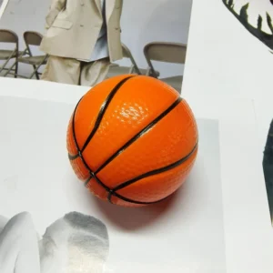 Mini ballon de basket anti-stress orange à presser, coutures noires bien marquées vues de trois quarts