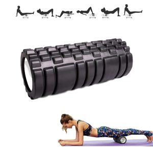 Rouleau de massage musculaire foam roller noir à surface texturée, format creux compact posé debout