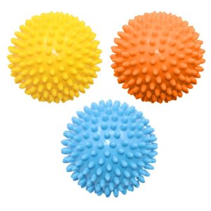 Lot de 3 balles de massage à picots, coloris jaune, orange et bleu clair posées côte à côte